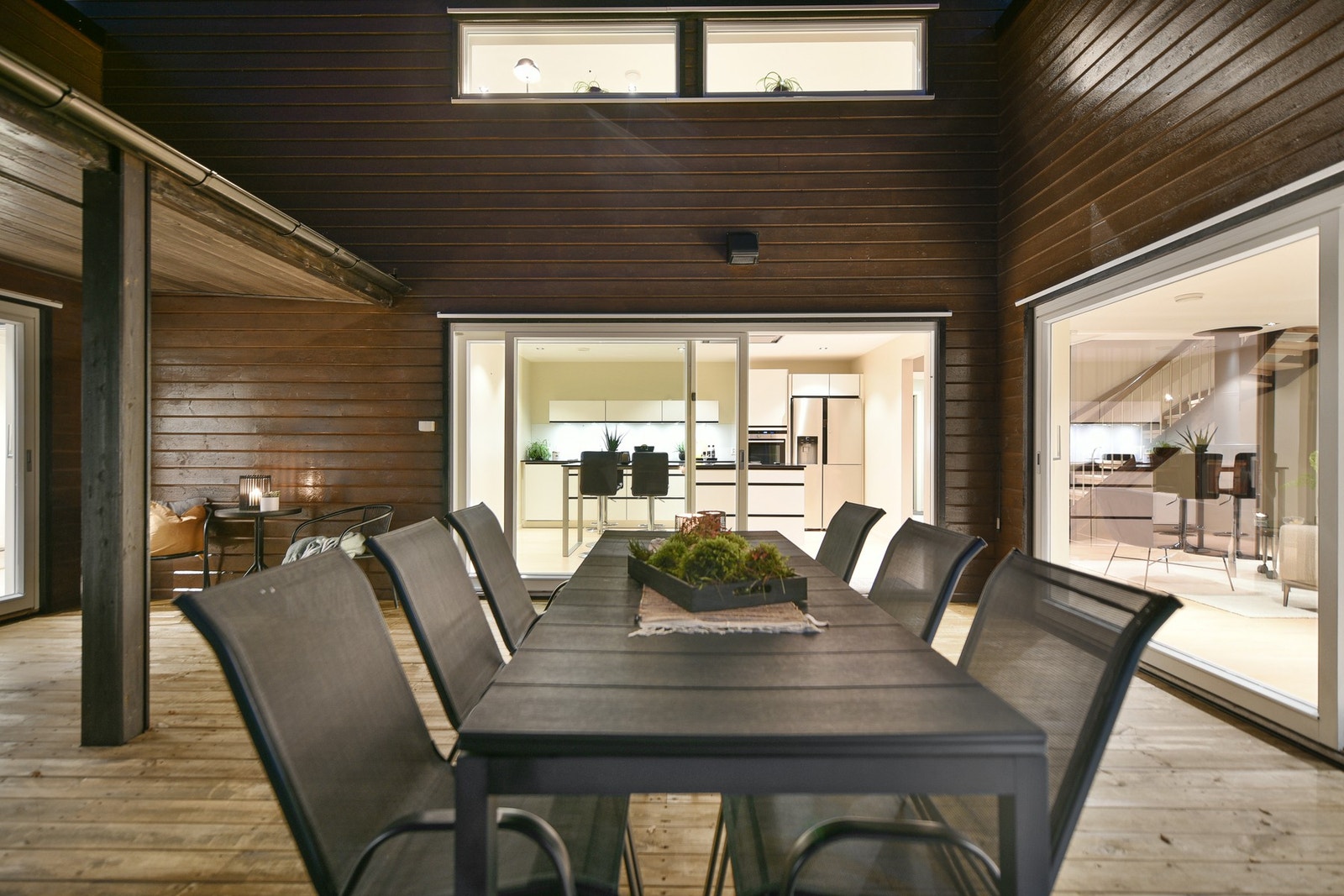 Huset har totalt terrasseareal på over 160 kvadrat, så her har du god plass til flere forskjellige typer utemøbler. Galleribilde