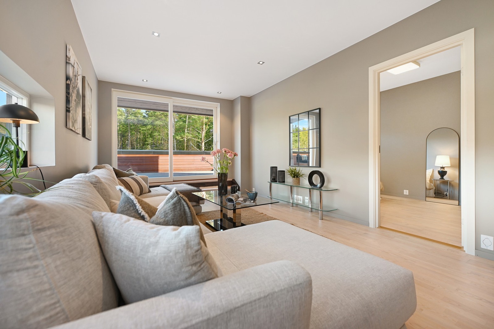 Lyse, moderne overflater i alle rom. Galleribilde