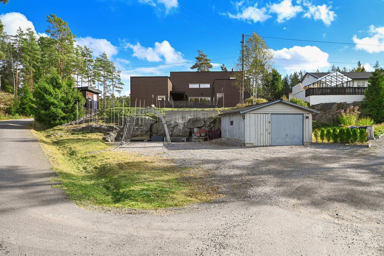 Nede på tomten er det en eldre garasje og mer gårdsplass. Det er også en isolert bod oppført på det øvre nivået. En sjelden anledning i Varteig! Galleribilde