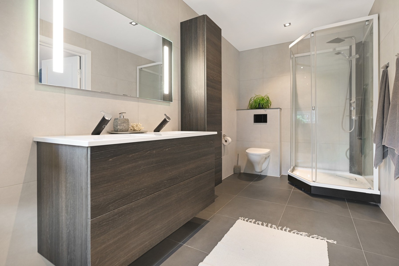 Delikat baderom til hovedsoverommet. Galleribilde