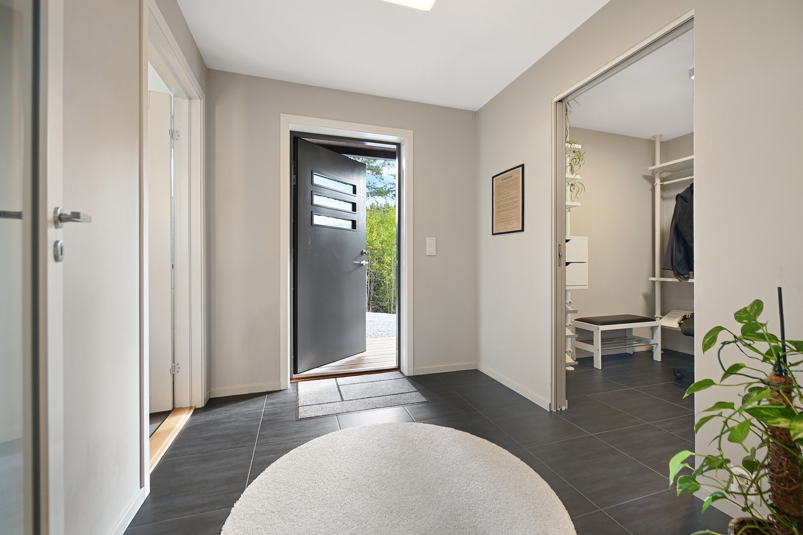 Vaskerommet har inngang fra entreén. Tvers over er det skyvedør inn til en stor garderobe. Galleribilde