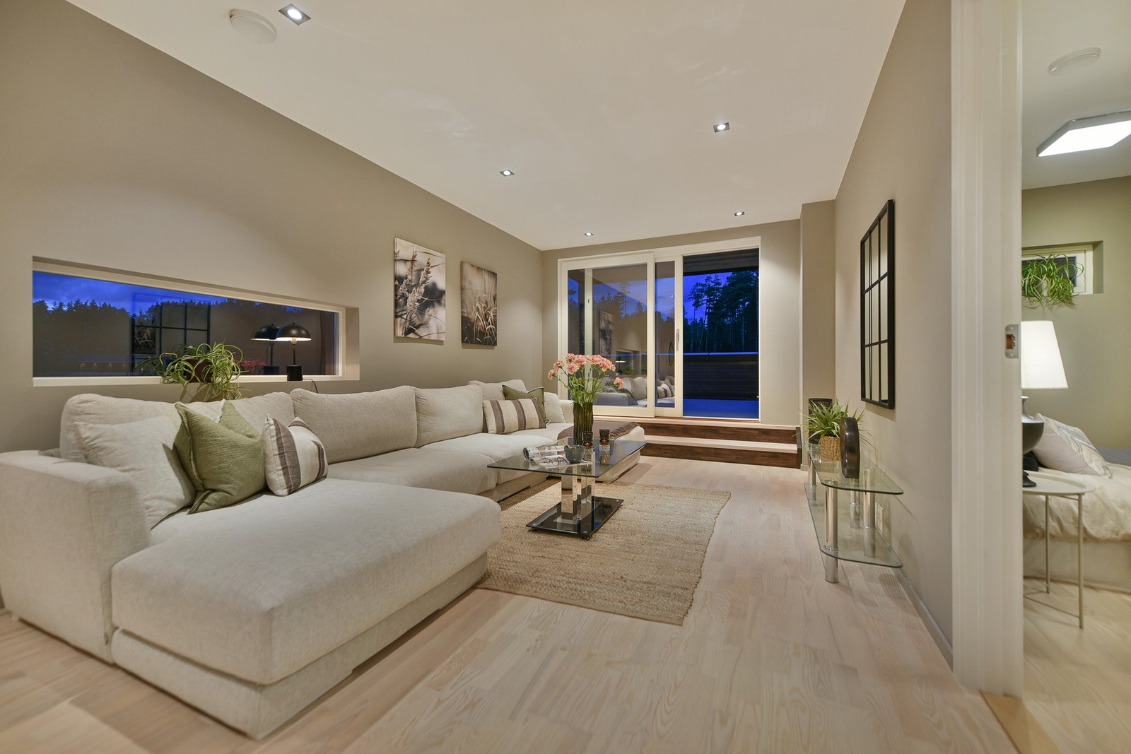 Her har du god plass til hele familien, med 5 soverom, 3 bad og flere uteplasser. Galleribilde