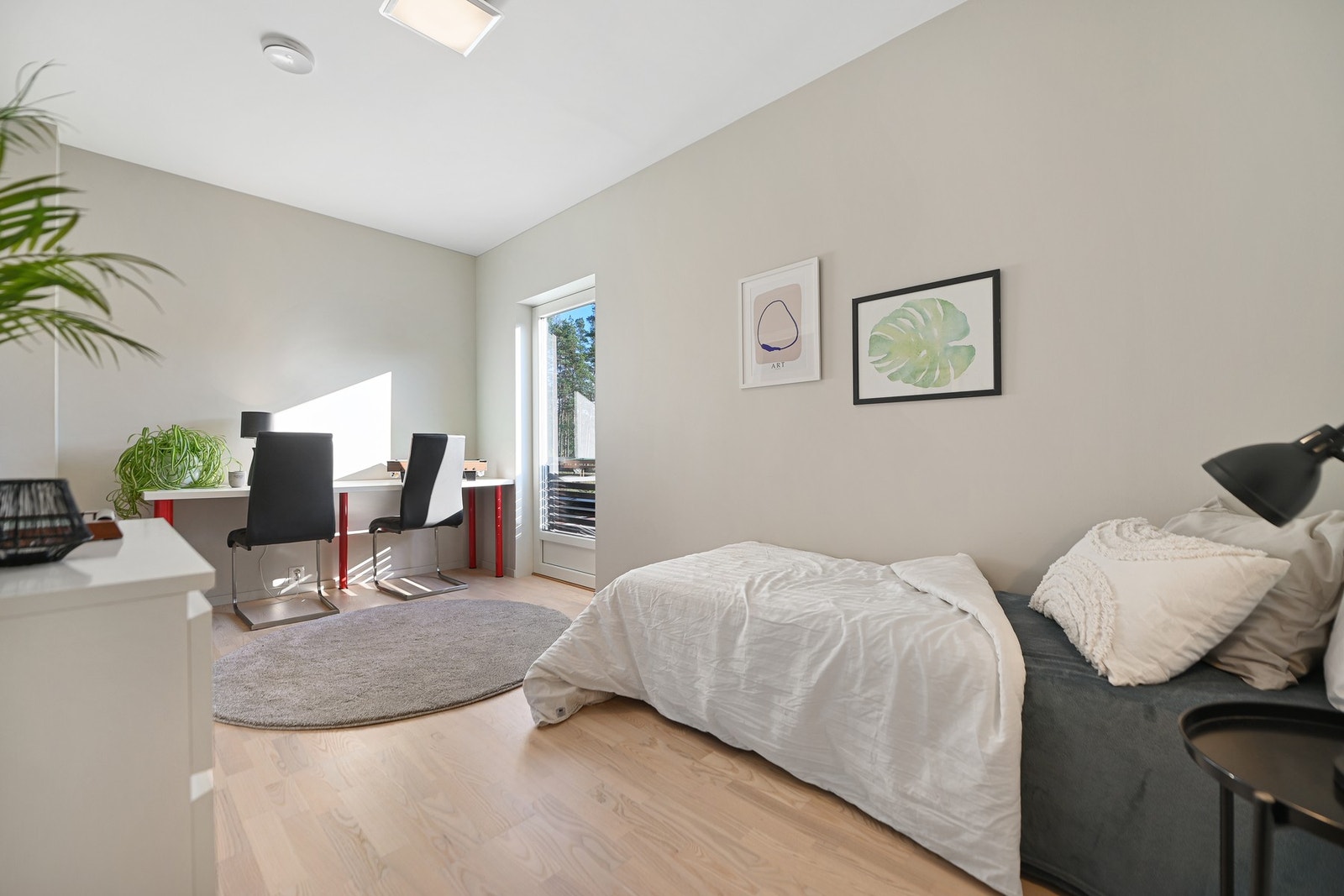 Badet ligger mellom de 2 soverommene i etasjen. Det største av dem har Fransk balkong. Galleribilde