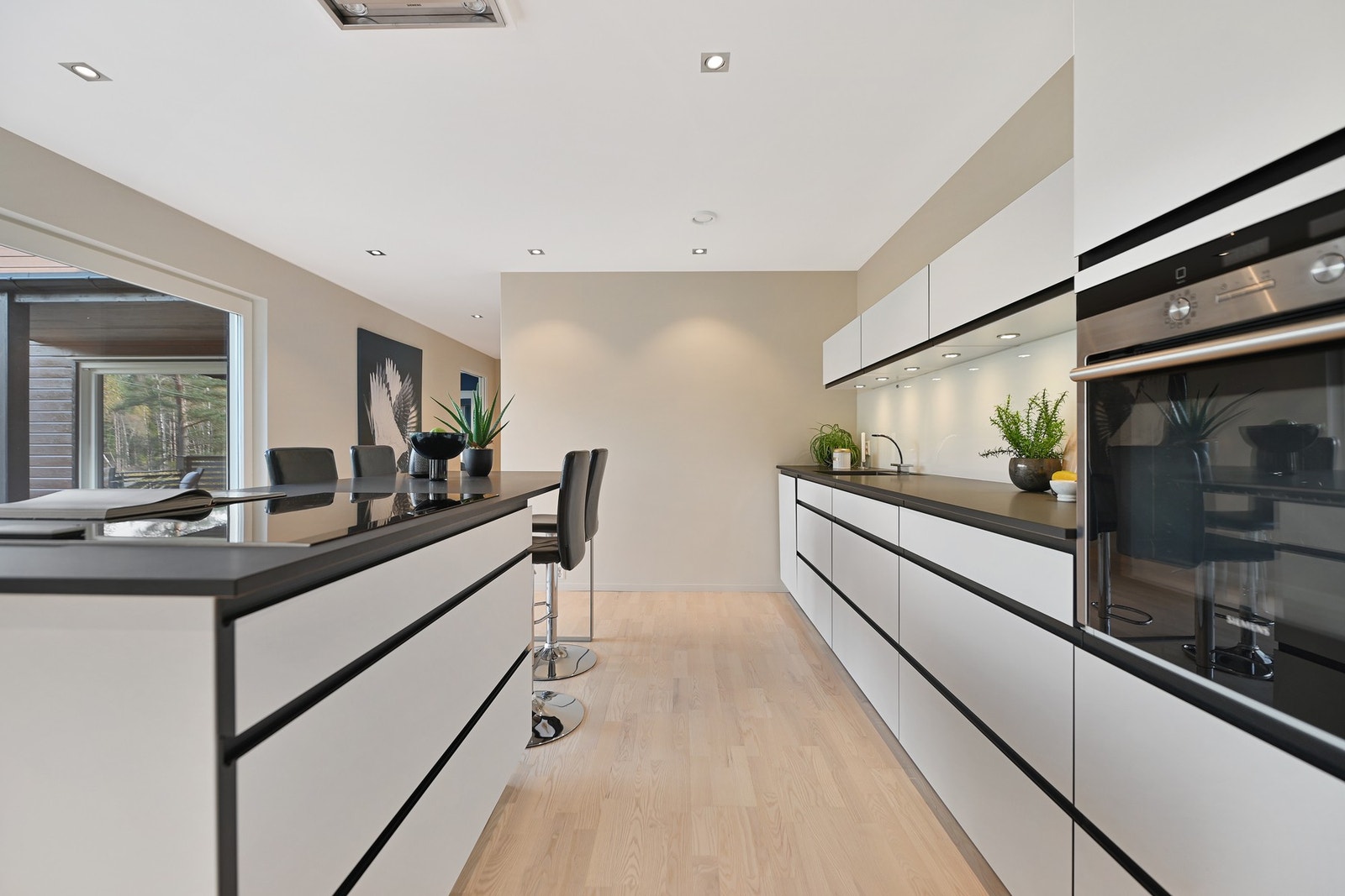 Boligen er utstyrt med smarthussystem Loxone, for styring av varme og lys. Galleribilde