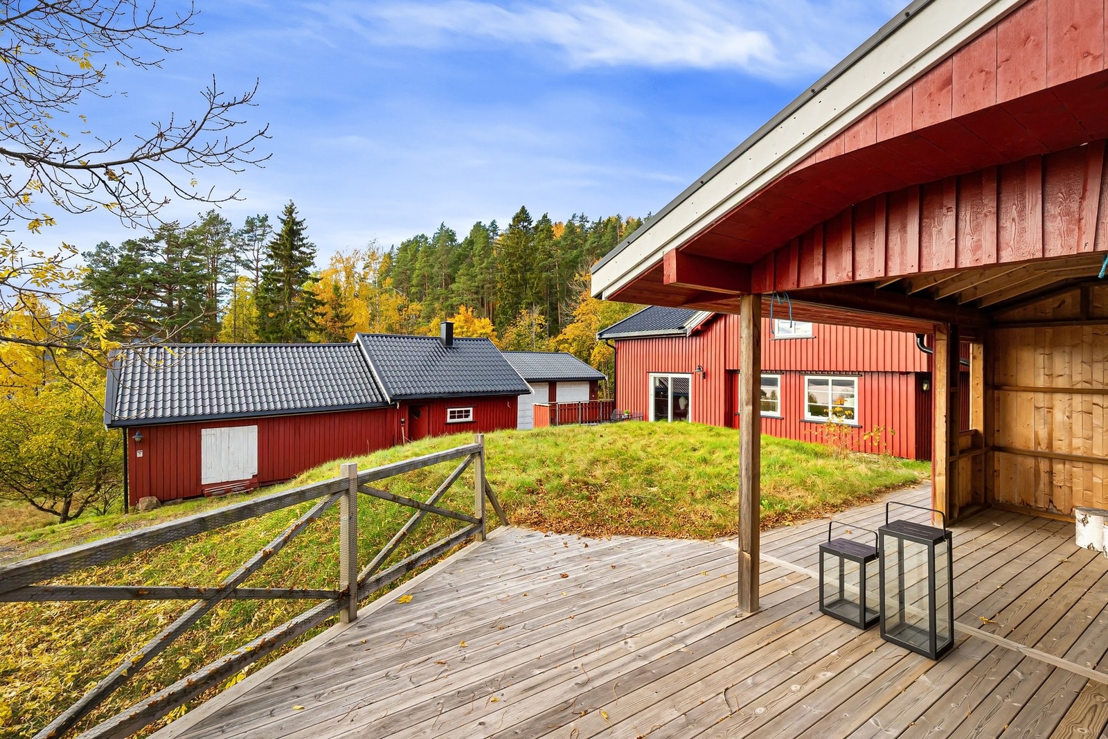 Lysthus med stor terrasseplatting (ca 49 kvm) - en skjermet og stemningsfull plass for lange sommerkvelder Galleribilde
