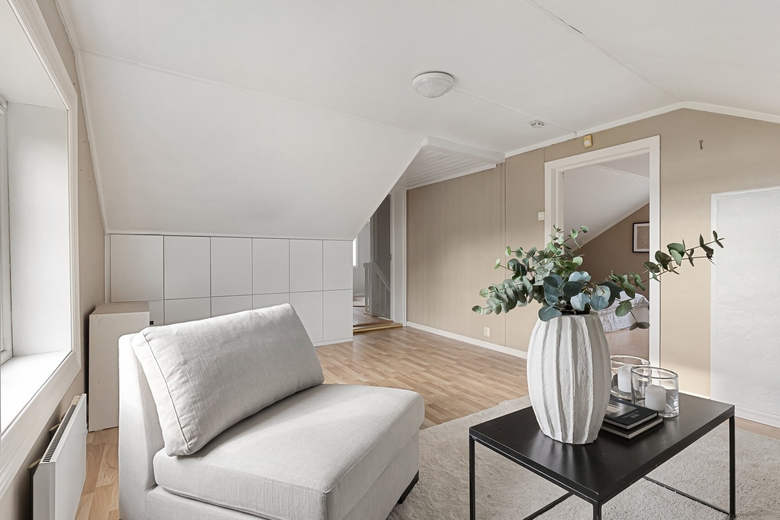 Praktiske, innebygde skap gir gode oppbevaringsmuligheter Galleribilde