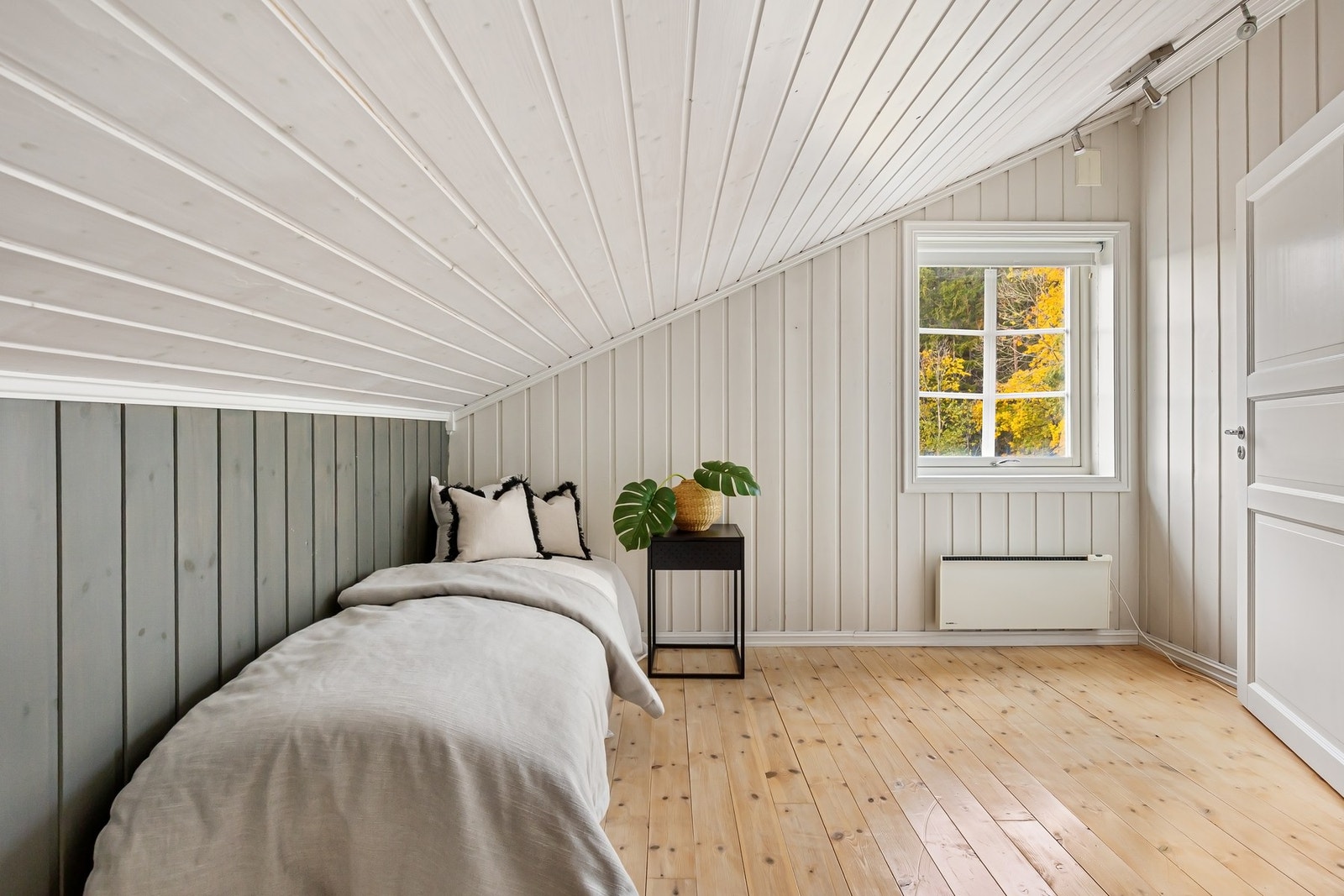 Soverom 3 - Et lyst og sjarmerende rom med panelvegger i tidsriktige fargetoner, perfekt som barnerom eller gjesterom Galleribilde