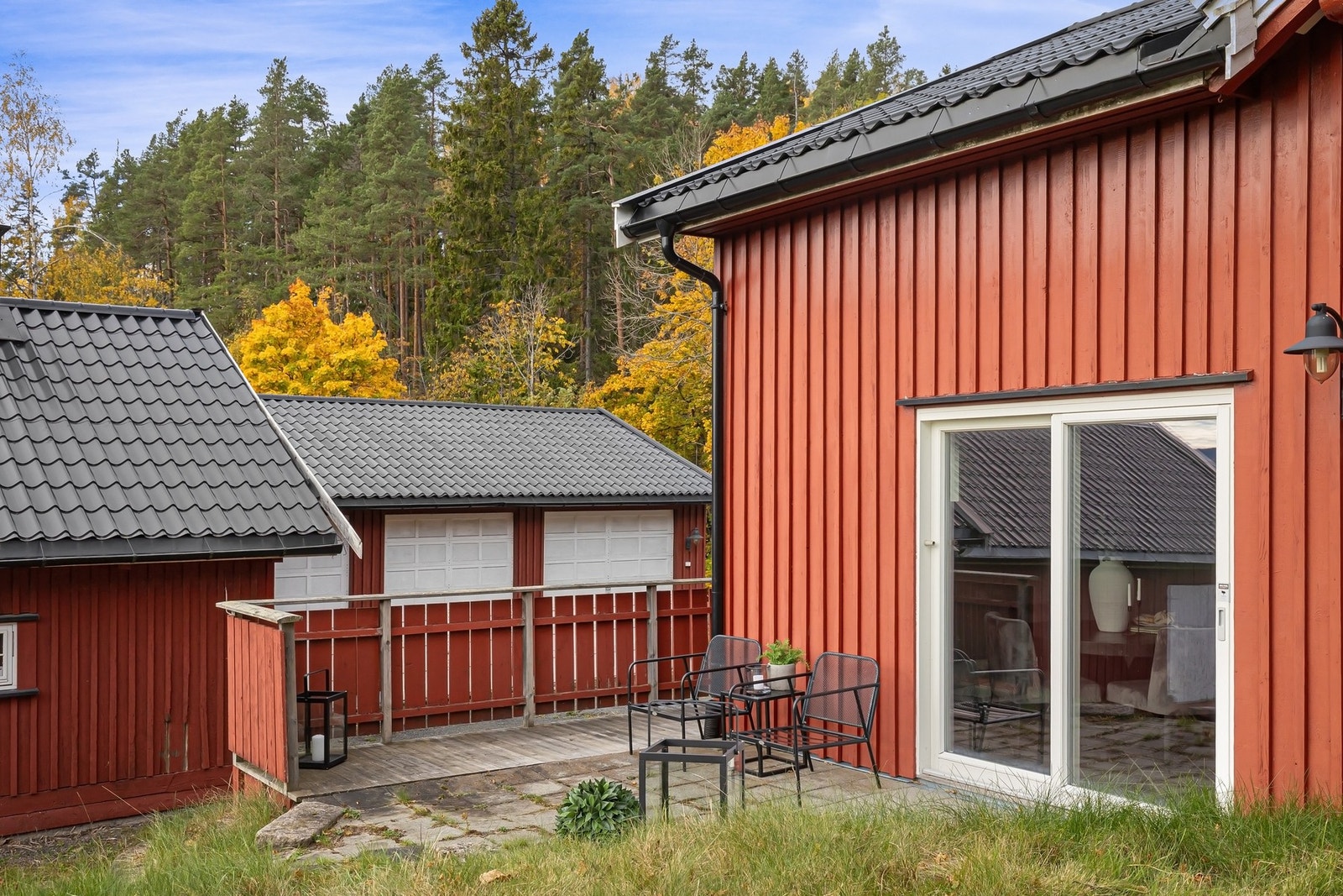 Direkte utgang fra spisestuen til solrik markterrasse - perfekt for sommermåltider og rolige stunder ute Galleribilde