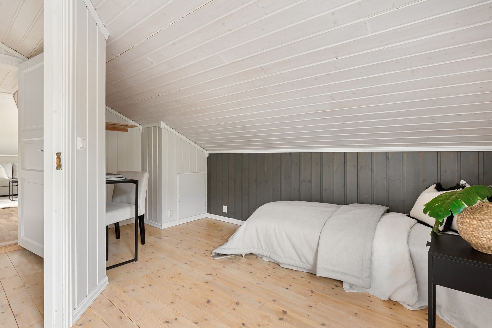 Plass til seng, skrivebord og oppbevaring Galleribilde