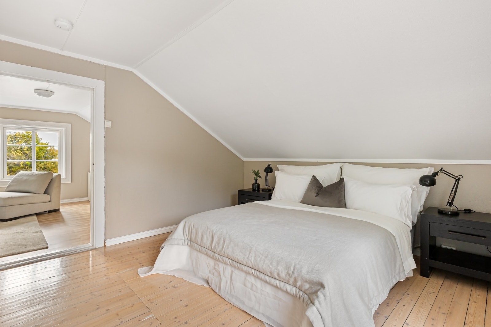 God plass til dobbeltseng, nattbord og ønsket møblement Galleribilde