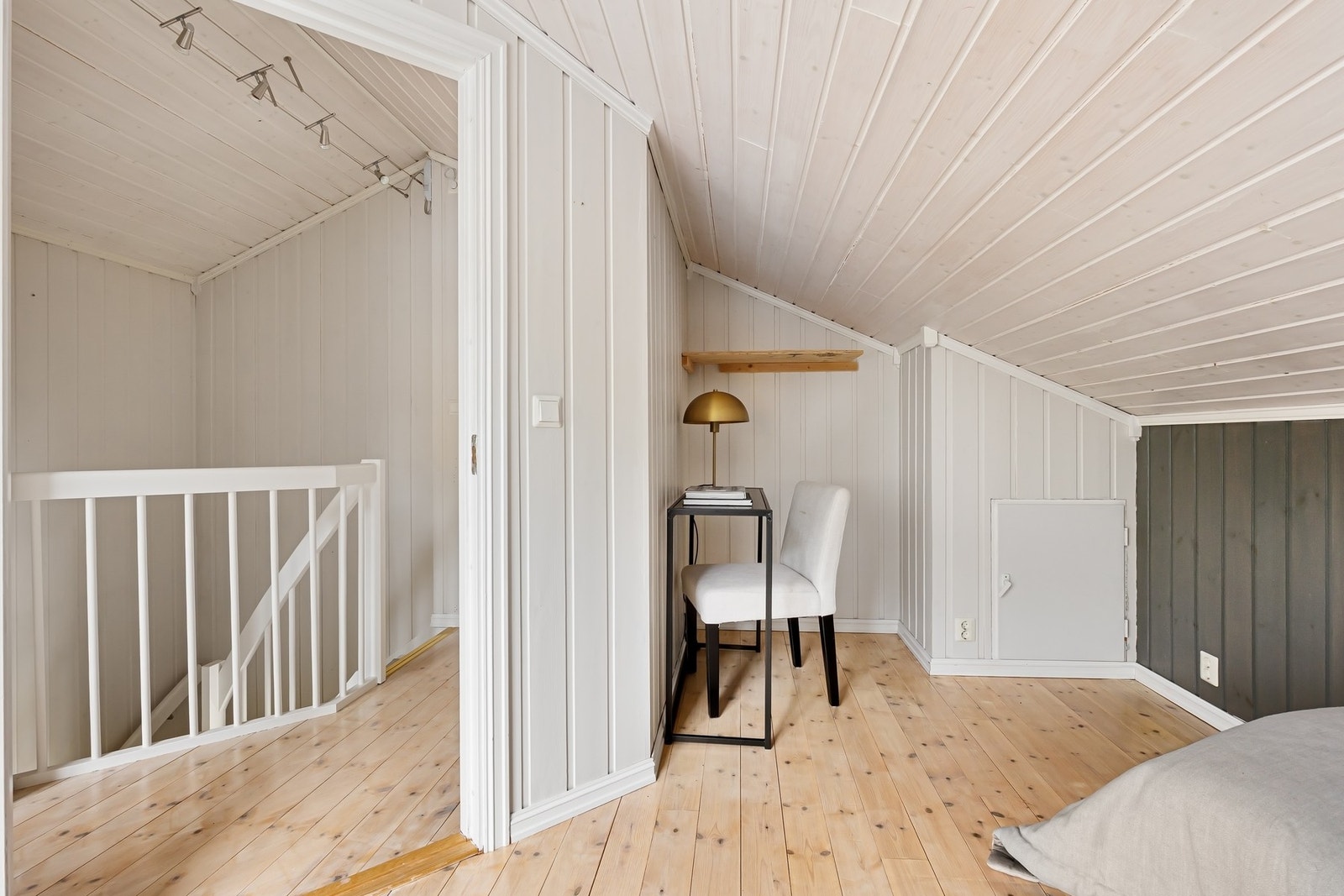 Smart planløsning med plass til skrivebord Galleribilde