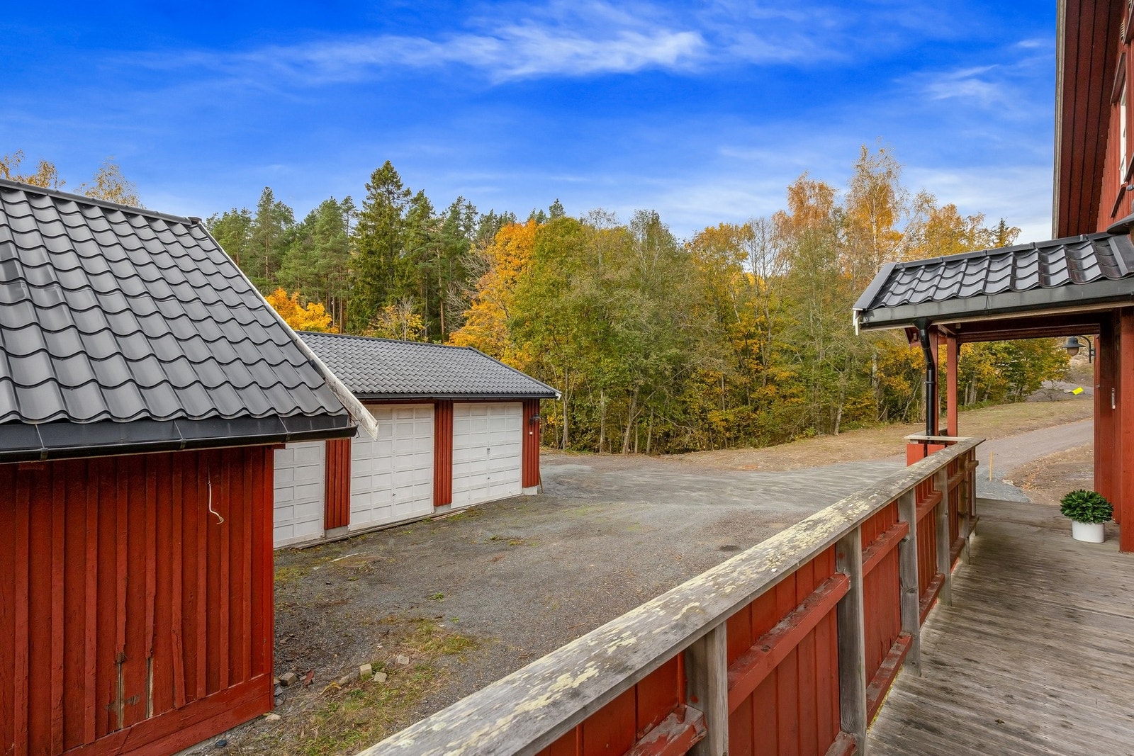Trippelgarasje og låvebygg gir eiendommen rikelig med lagringsmuligheter og fleksibel bruk Galleribilde