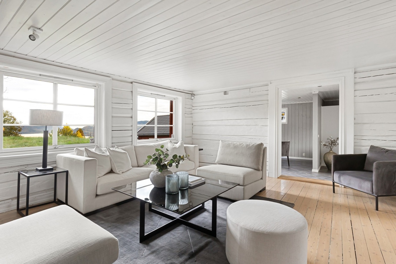 Lys og romslig stue med heltre furugulv og landlig utsikt Galleribilde