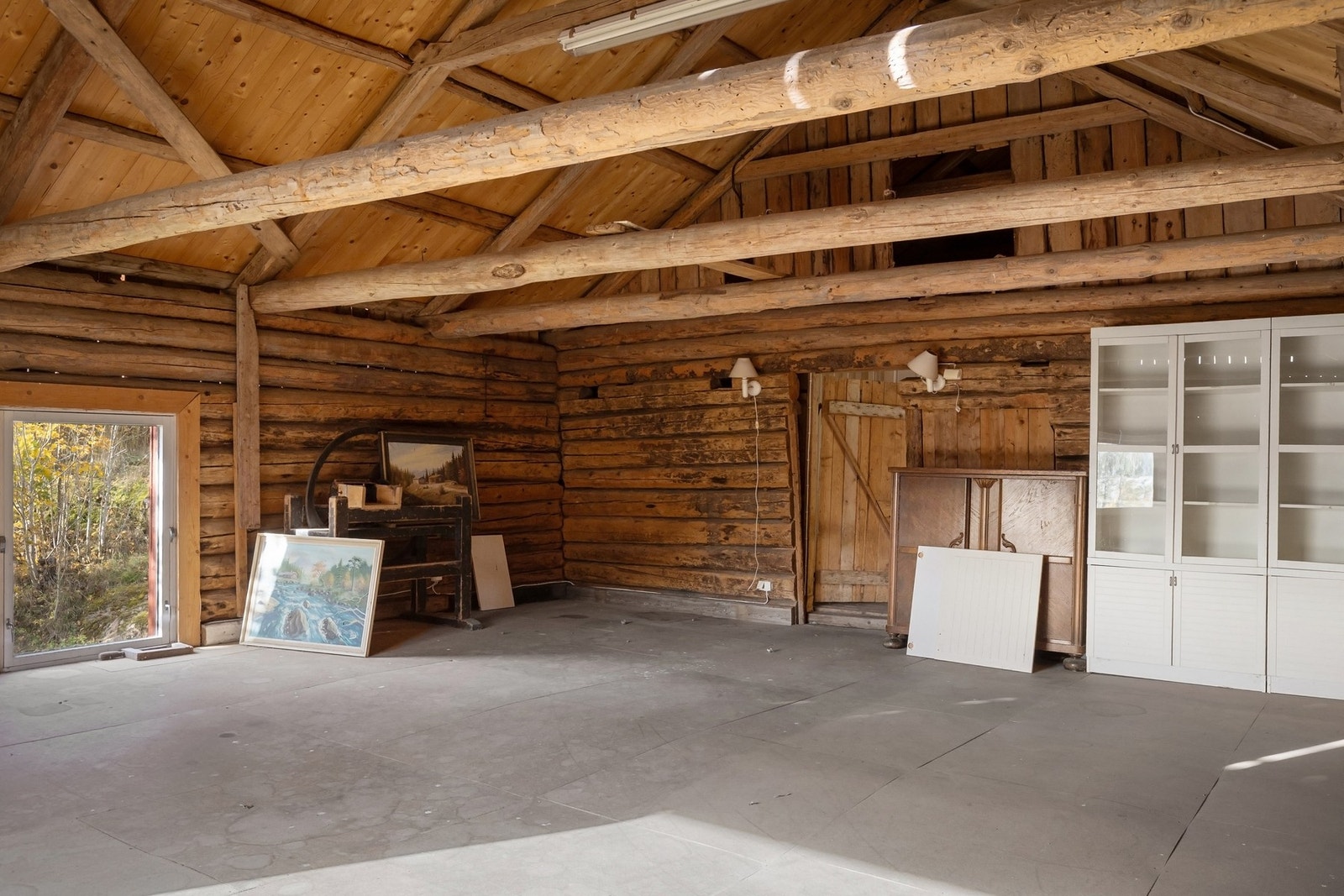 Låven inneholder entré, hobbyrom, kjøkken, toalett og et stort oppholdsrom som kan benyttes som festsal til selskap og samlinger Galleribilde