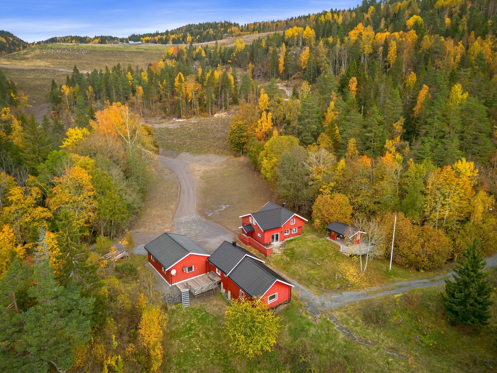 Dronebilde - Her bor du landlig, solrikt og usjenert Galleribilde
