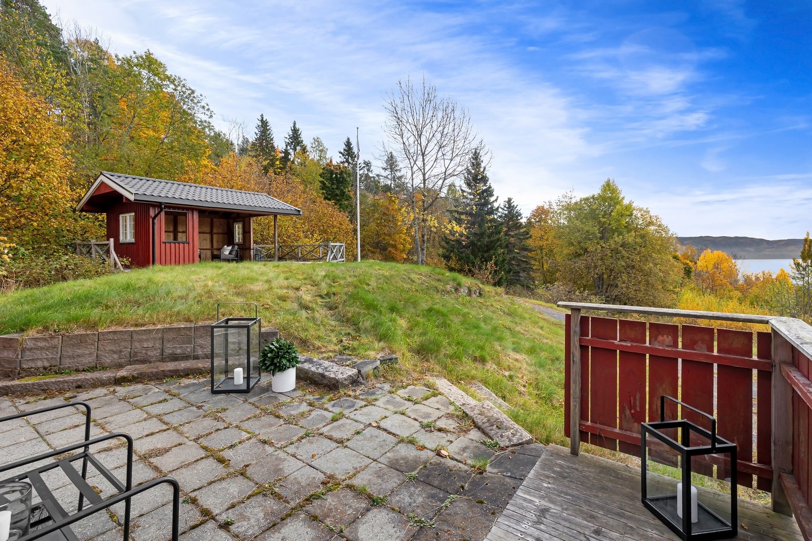 Uteplass med utsikt mot Holsfjorden og tilgang til lysthuset som ligger solrikt til på høyden bak Galleribilde