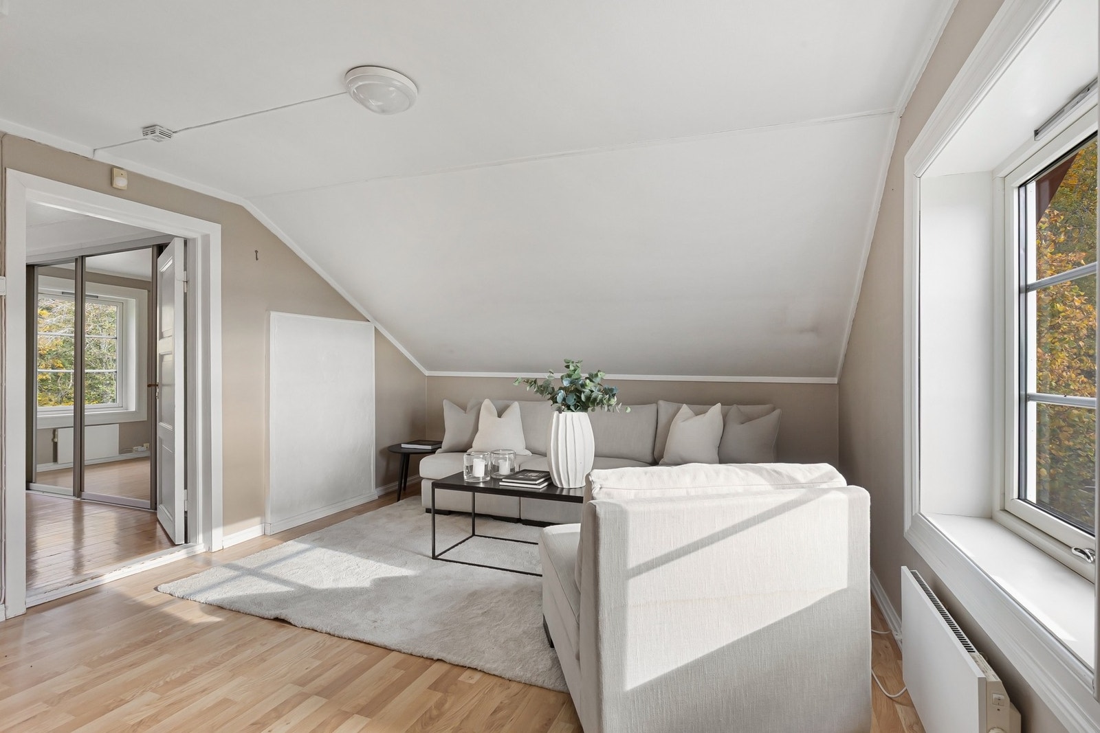 Et rom med mange muligheter - kan enkelt tilpasses som TV-stue, hjemmekontor eller soverom etter behov Galleribilde