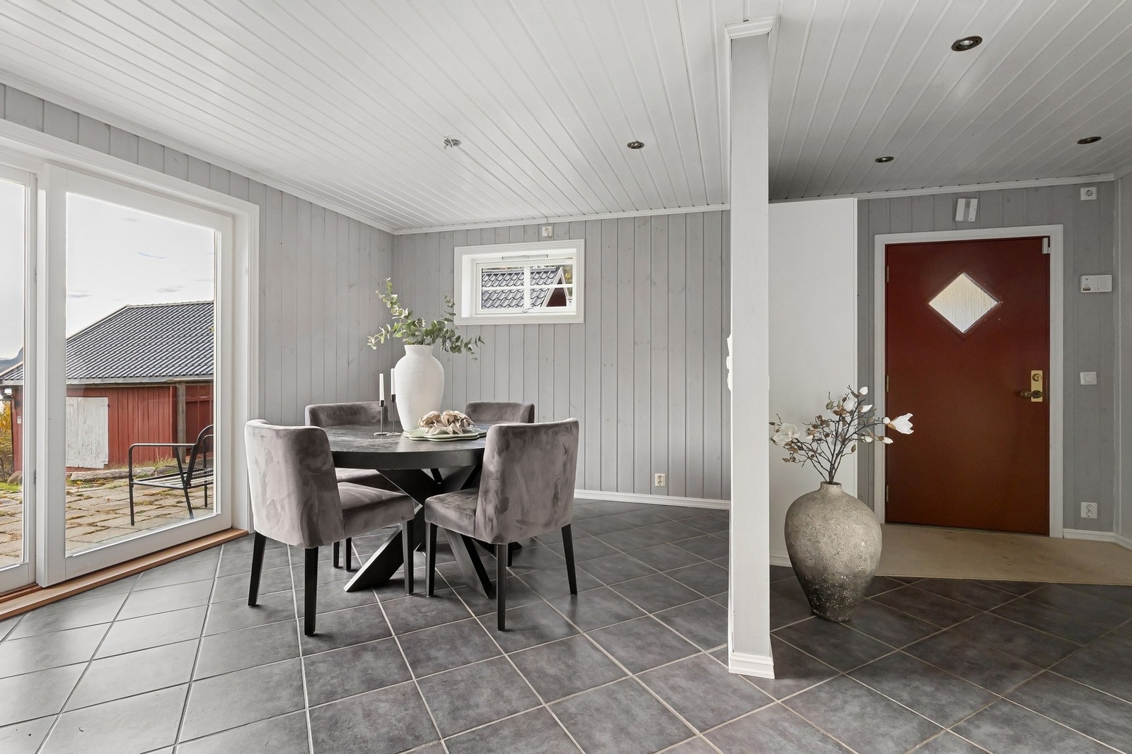 Spisestue i praktisk tilknytning til entréen Galleribilde