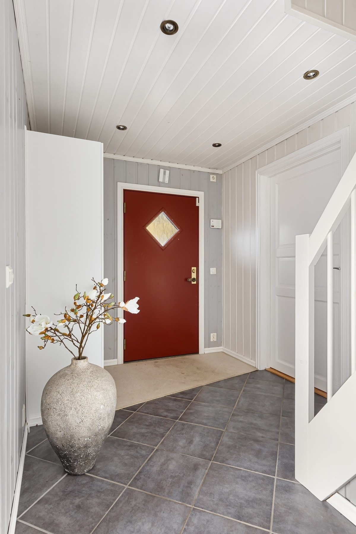 Romslig entré med downlights og garderobeskap Galleribilde