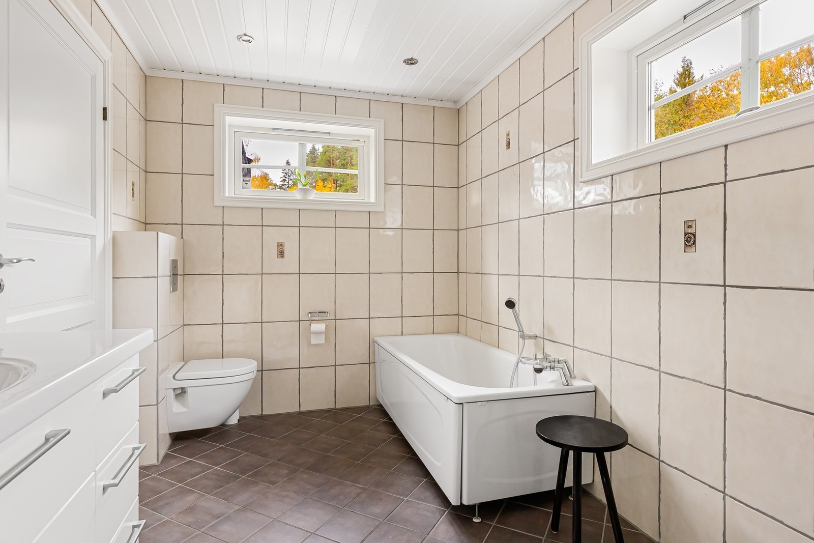 Badet har både dusjhjørne og badekar, en funksjonell løsning som passer hele familien Galleribilde