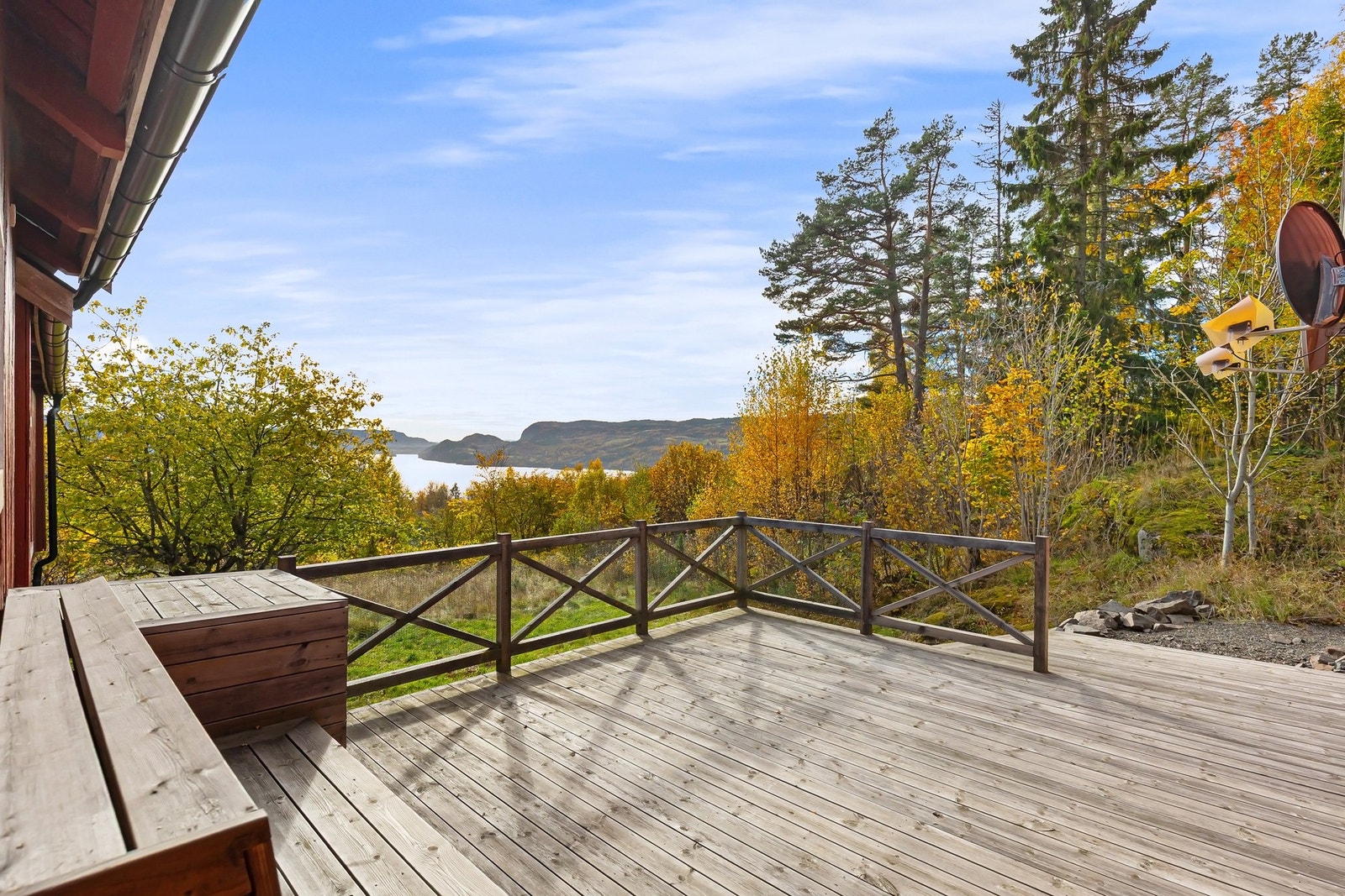 Fra terrassen nyter du fri utsikt mot Holsfjorden og de vakre omgivelsene Galleribilde