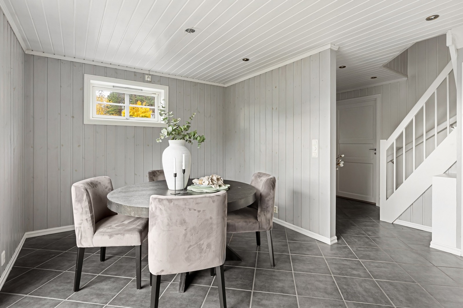 Romslig spisestue med plass til stor spisegruppe og hyggelige måltider med familie og venner Galleribilde