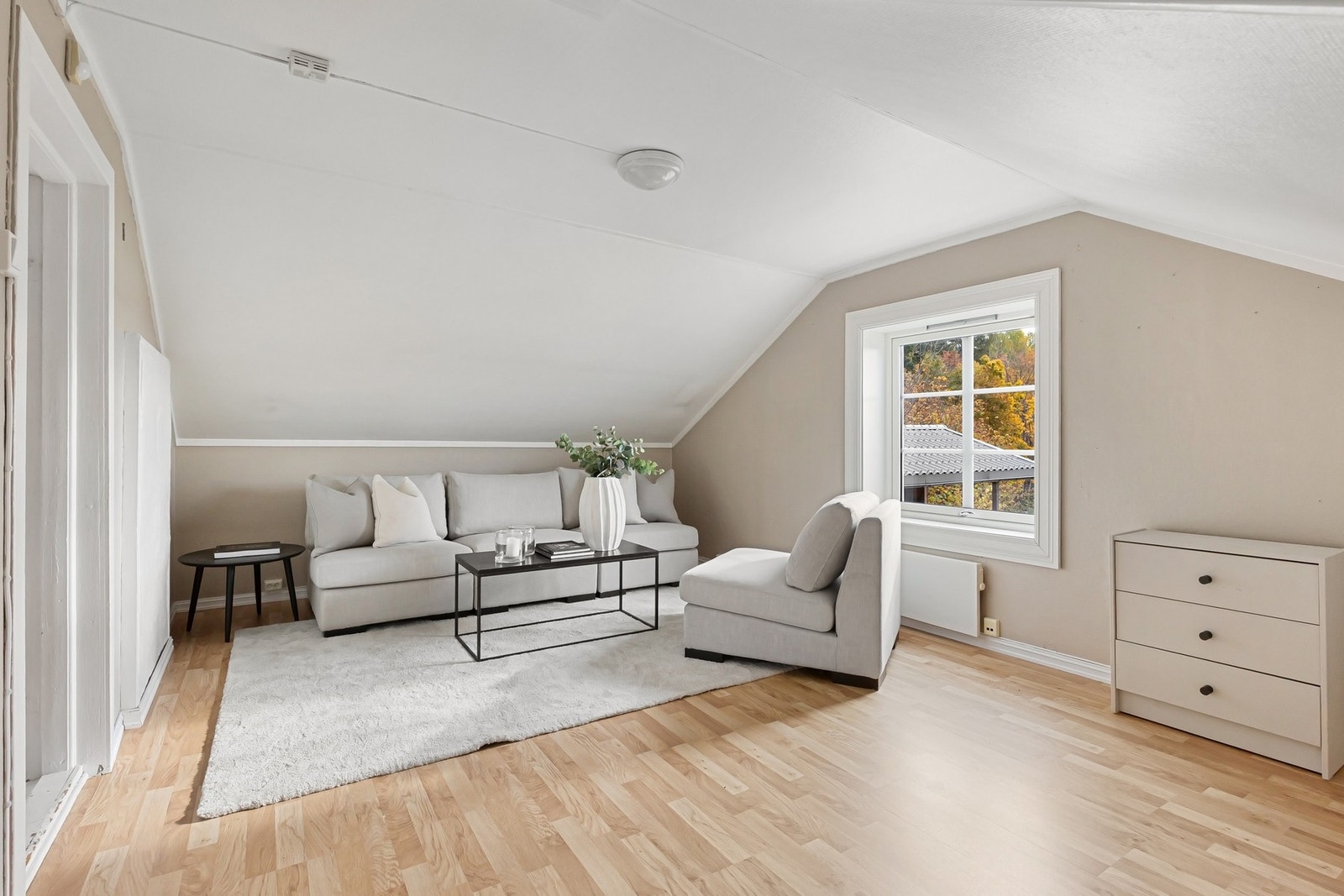 Lyst og romslig rom med plass til både sofagruppe eller seng Galleribilde