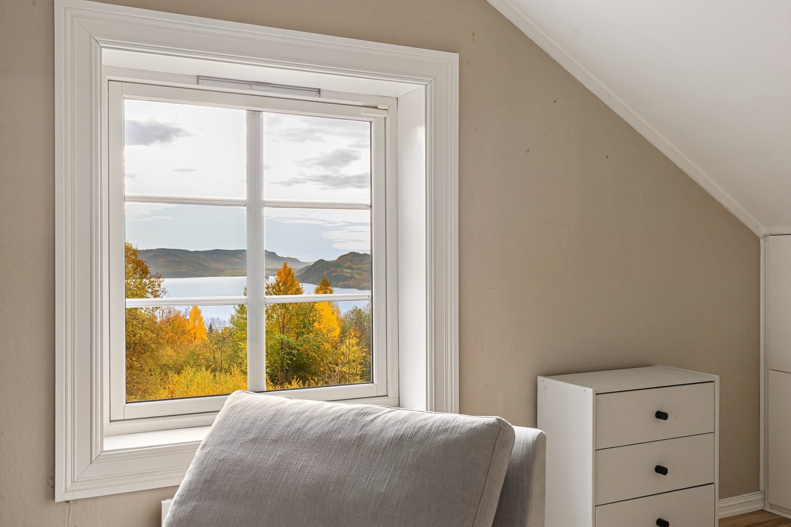 Nydelig utsikt fra vinduene i 2. etasje - her kan du våkne til soloppgang og utsikt mot natur og Holsfjorden Galleribilde