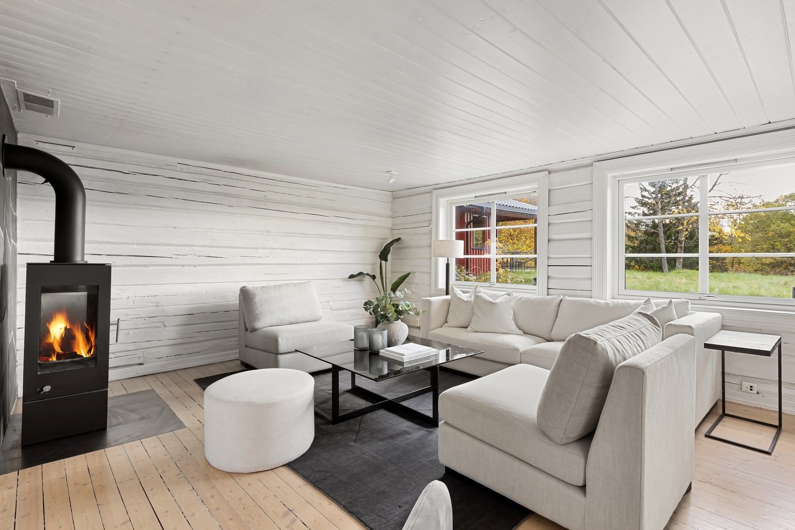 Romslig stue med god plass til sofaseksjon og medievegg Galleribilde