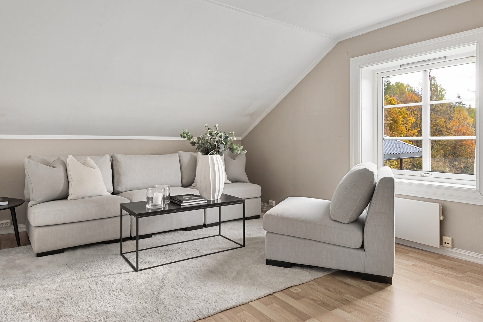 Rommet har en lys og behagelig atmosfære Galleribilde