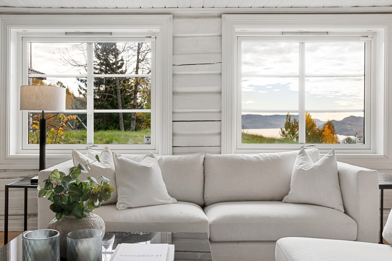 Flott utsikt mot Holsfjorden fra stuevinduer Galleribilde