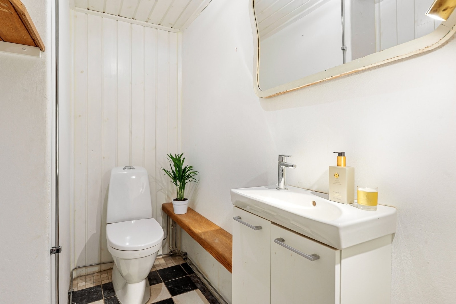 Toalettrom underetasje som er tilhørende hoveddel Galleribilde