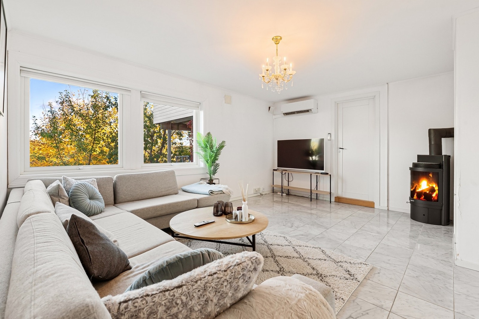 Stue i utleiedel. Det er god oppvarming med varmepumpe og vedovn Galleribilde