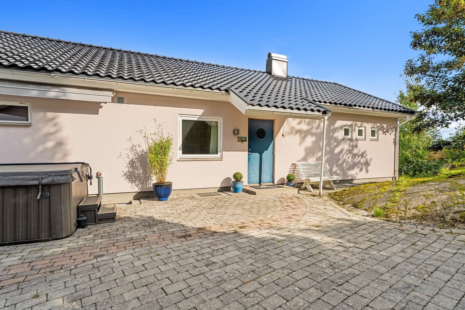 Pent opparbeidet steinlagt gårdsplass Galleribilde