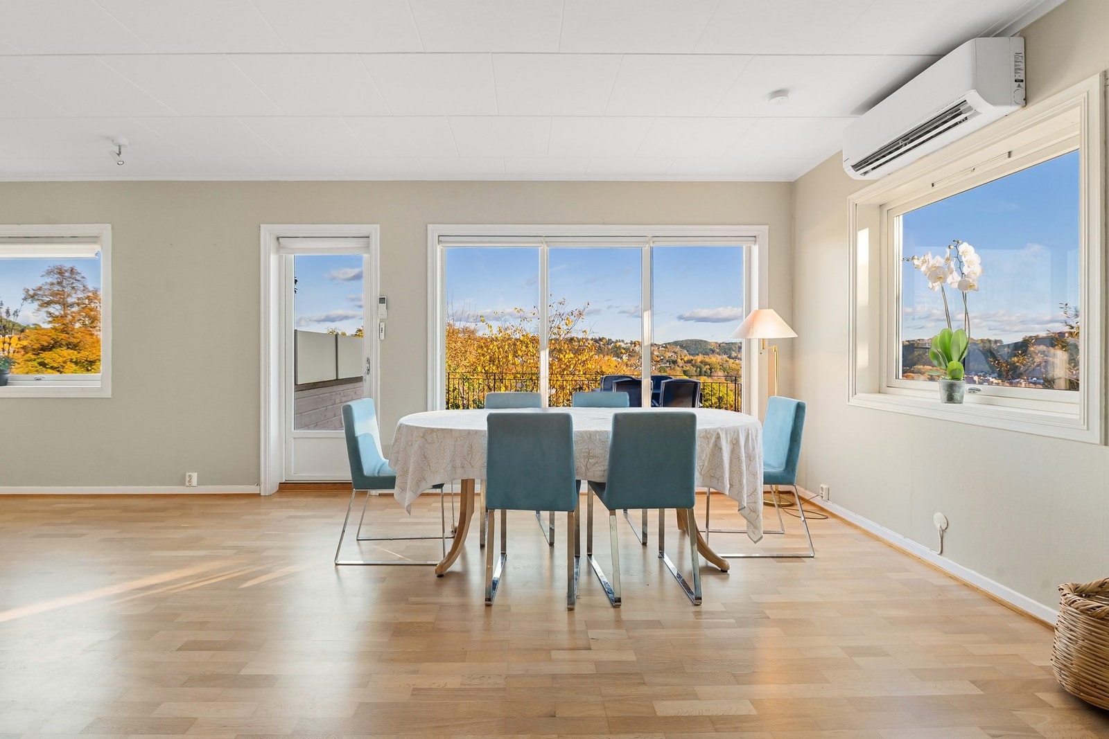 De store vindusflatene slipper inn mye naturlig lys Galleribilde