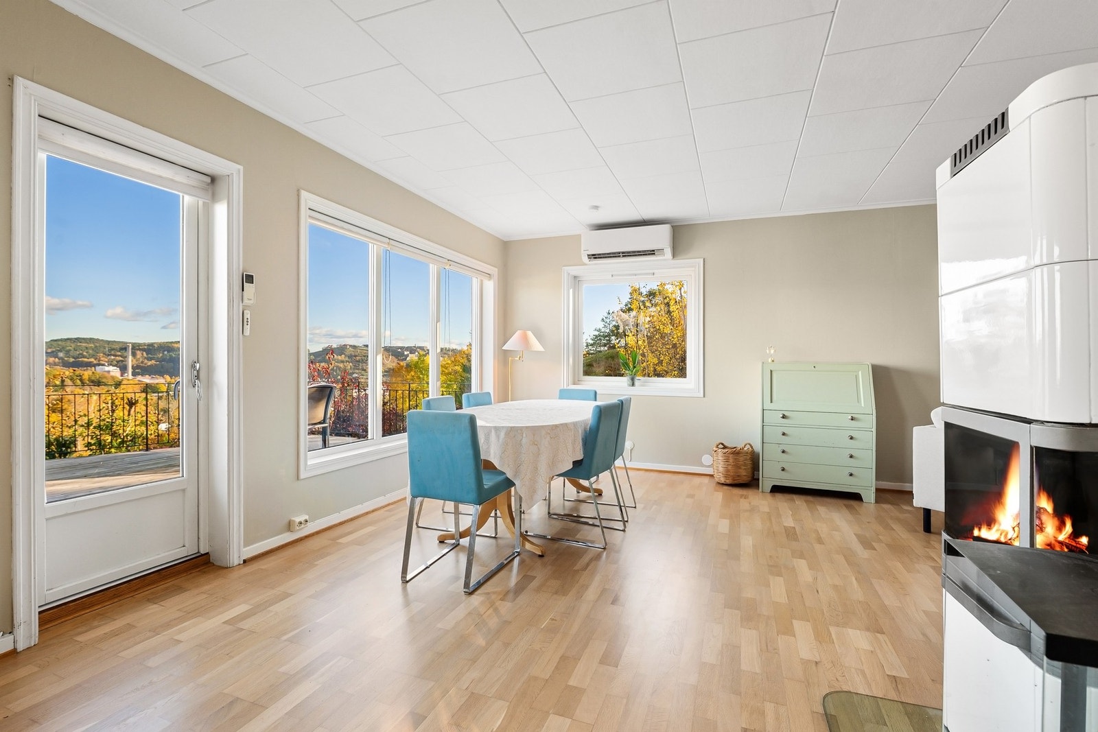 Eiendommen har god oppvarming med varmepumpe og vedovn Galleribilde