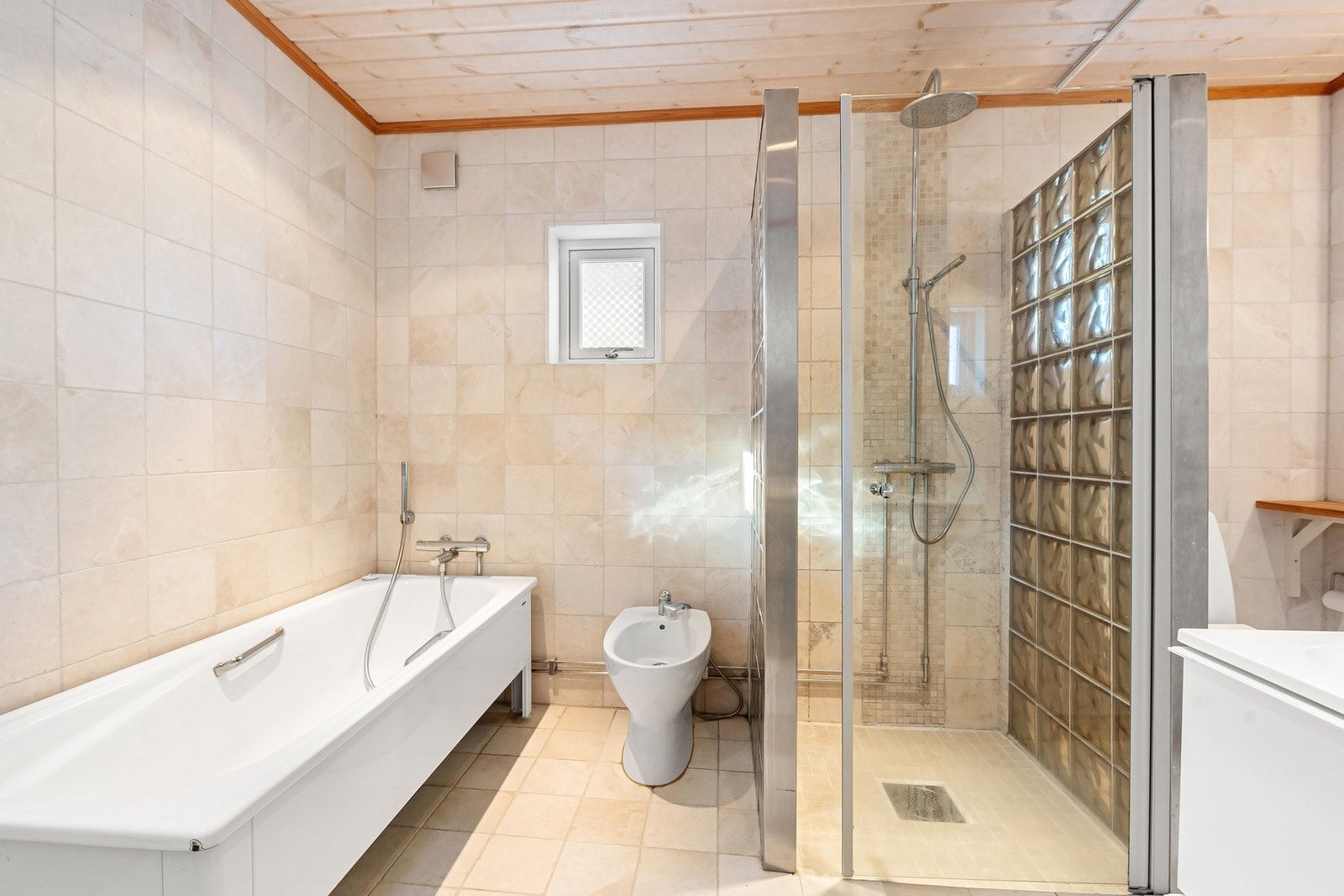 Bad innredet med badekar, dusj, servant, wc og bidé Galleribilde