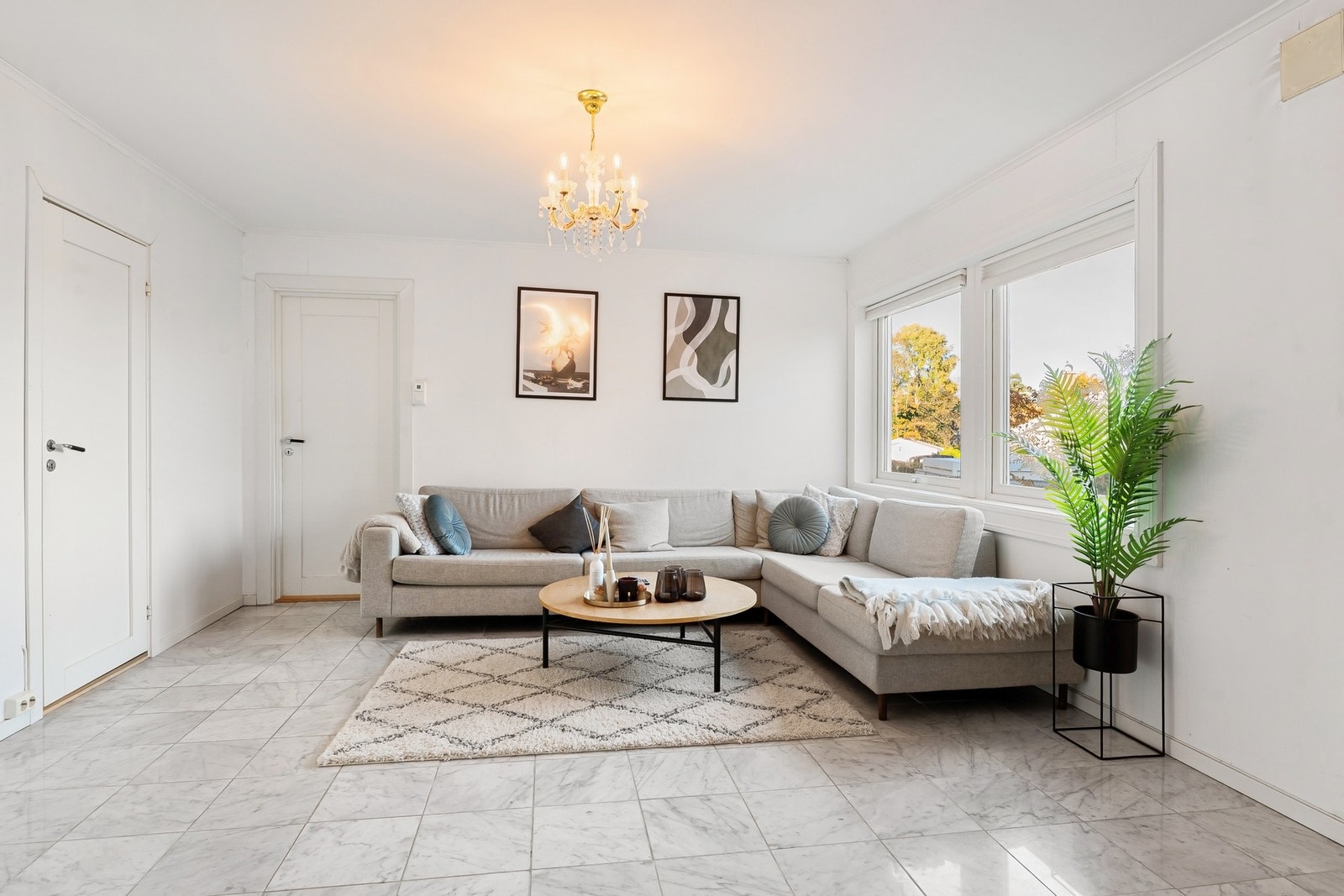 Stuen er lys og trivelig med store vindusflater Galleribilde