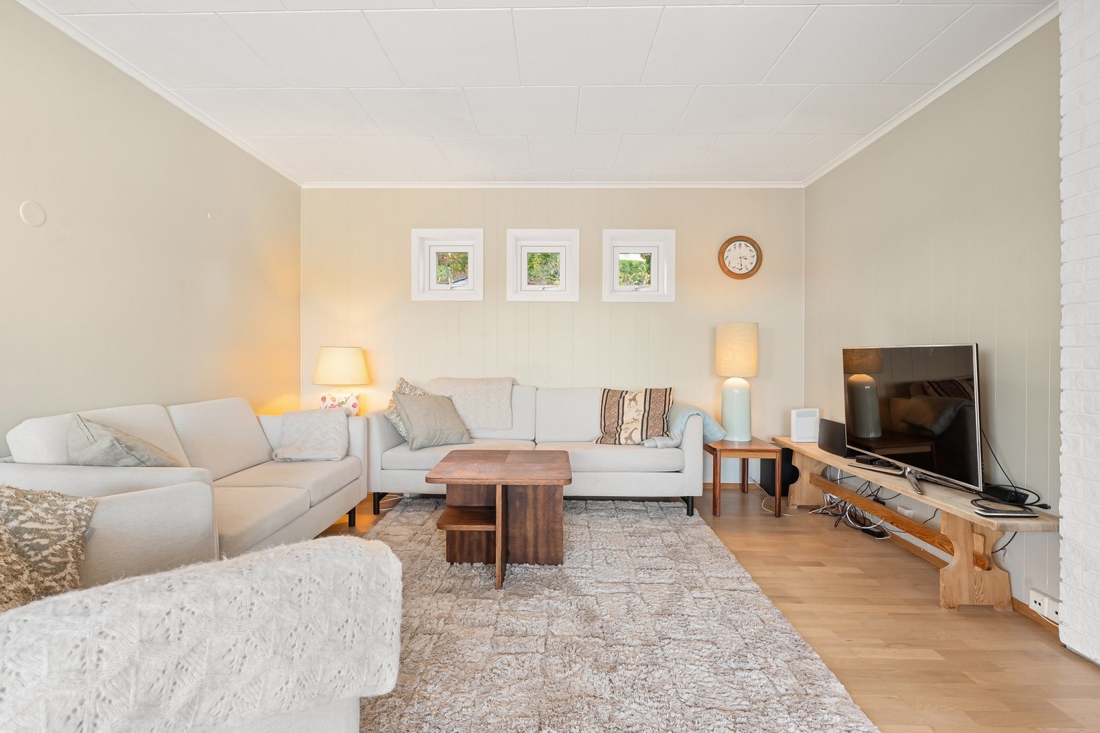 Stuen er lys og trivelig med tidsriktige farger. Galleribilde