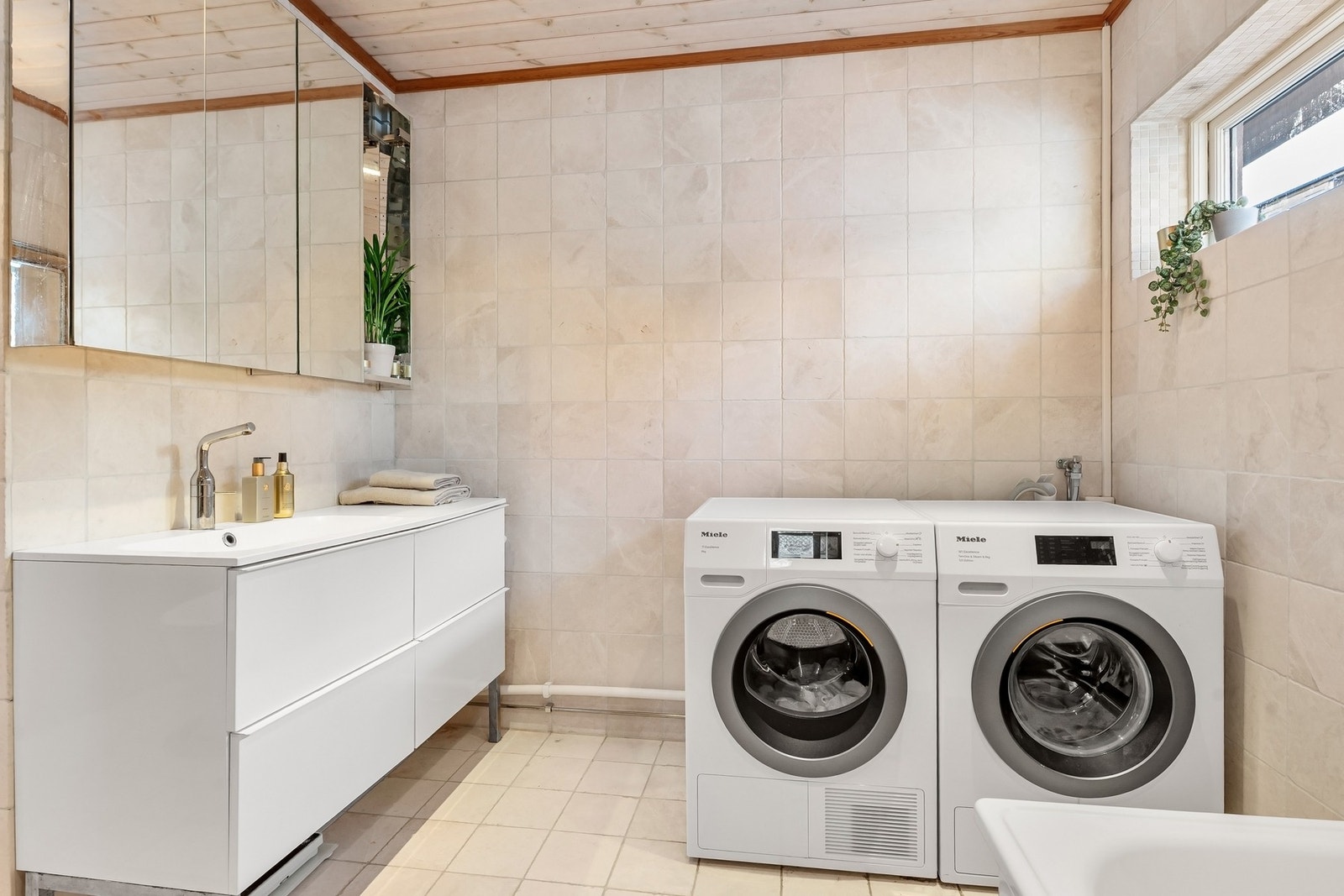 God plass til vaskemaskin og tørketrommel Galleribilde