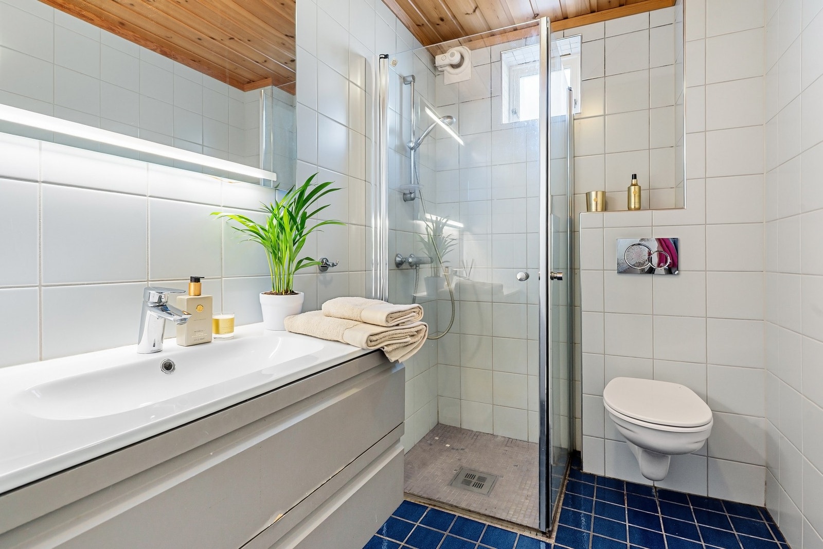 Bad innredet med dusj, servant og WC Galleribilde