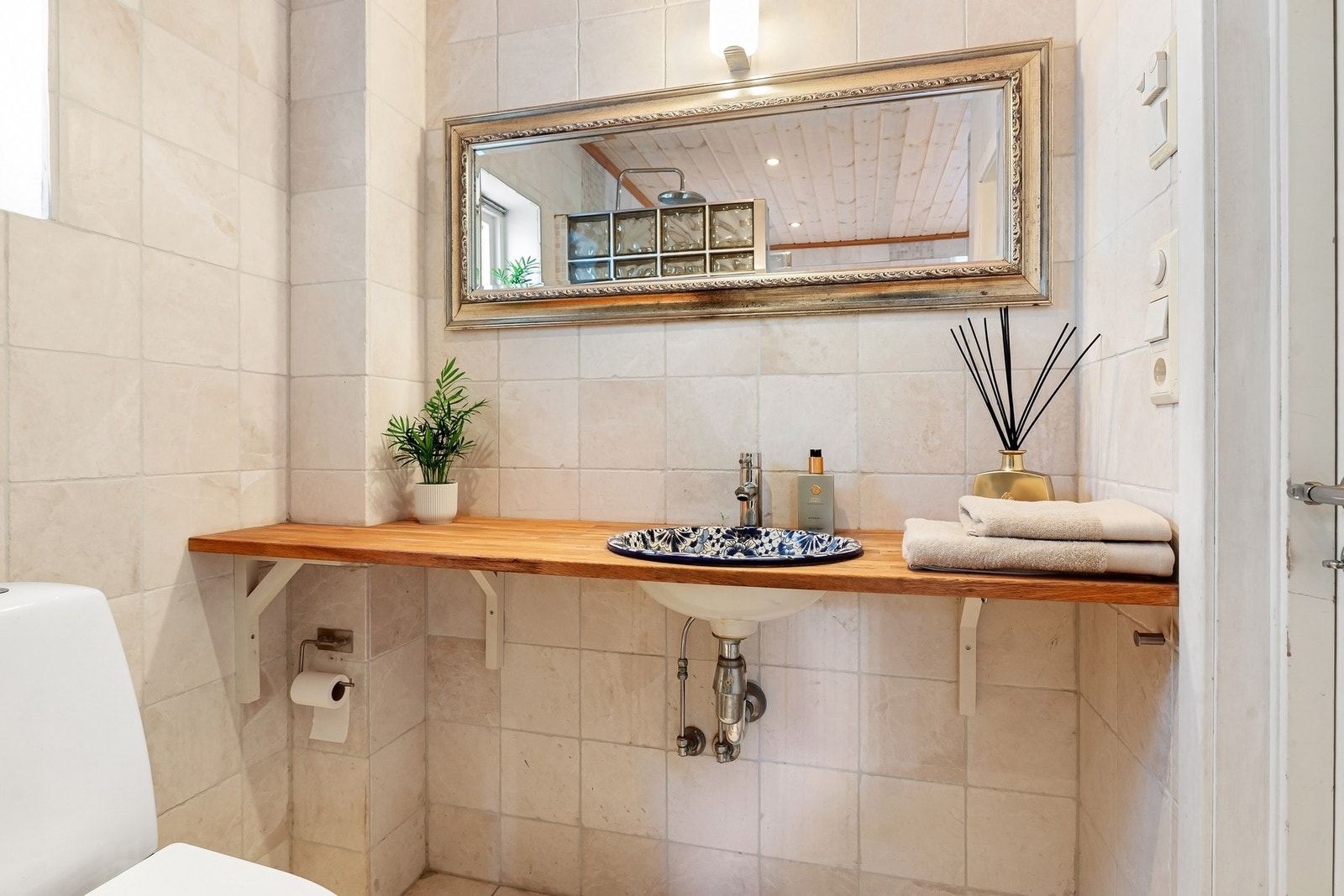 Bad innredet med badekar, dusj, servant, wc og bidé Galleribilde