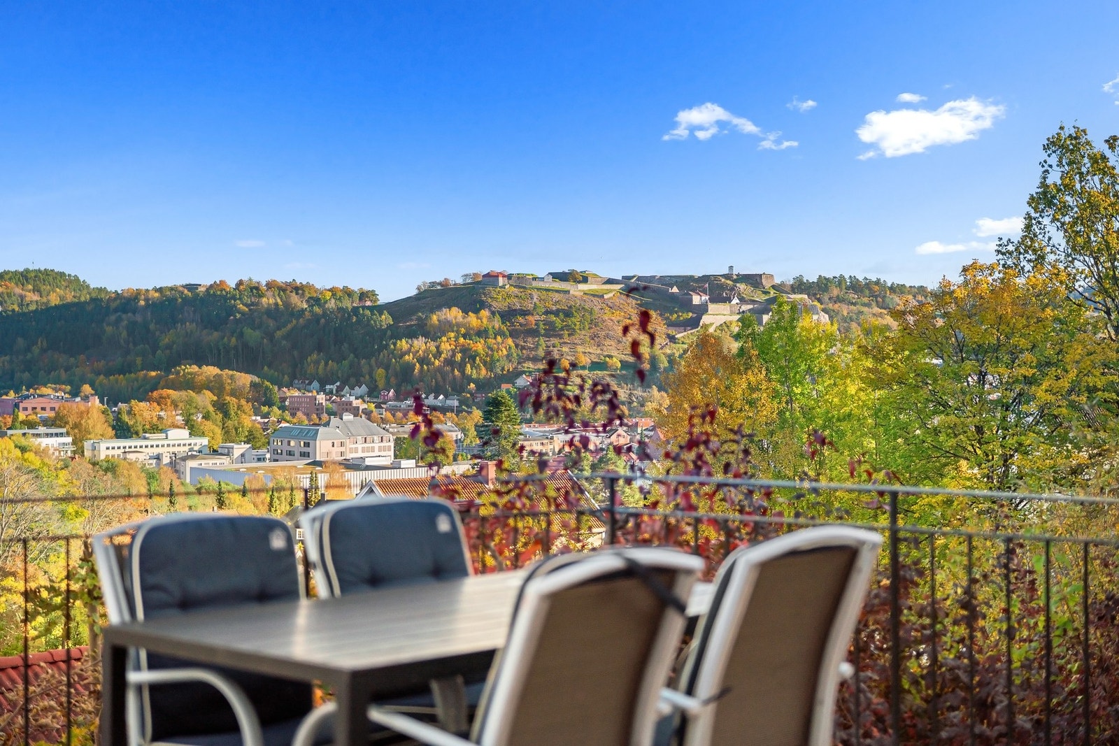 Fantastisk utsikt fra verandaen i hovedetasjen Galleribilde