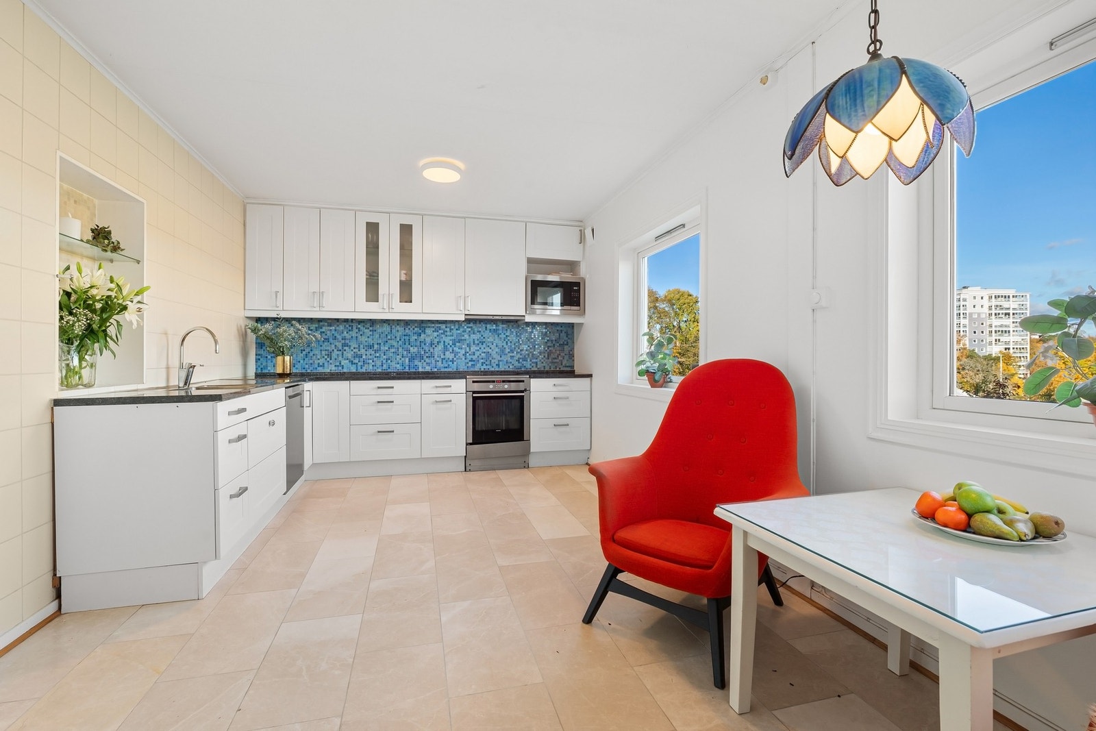 Kjøkkenet er lyst og romslig med god skap og benkplass Galleribilde