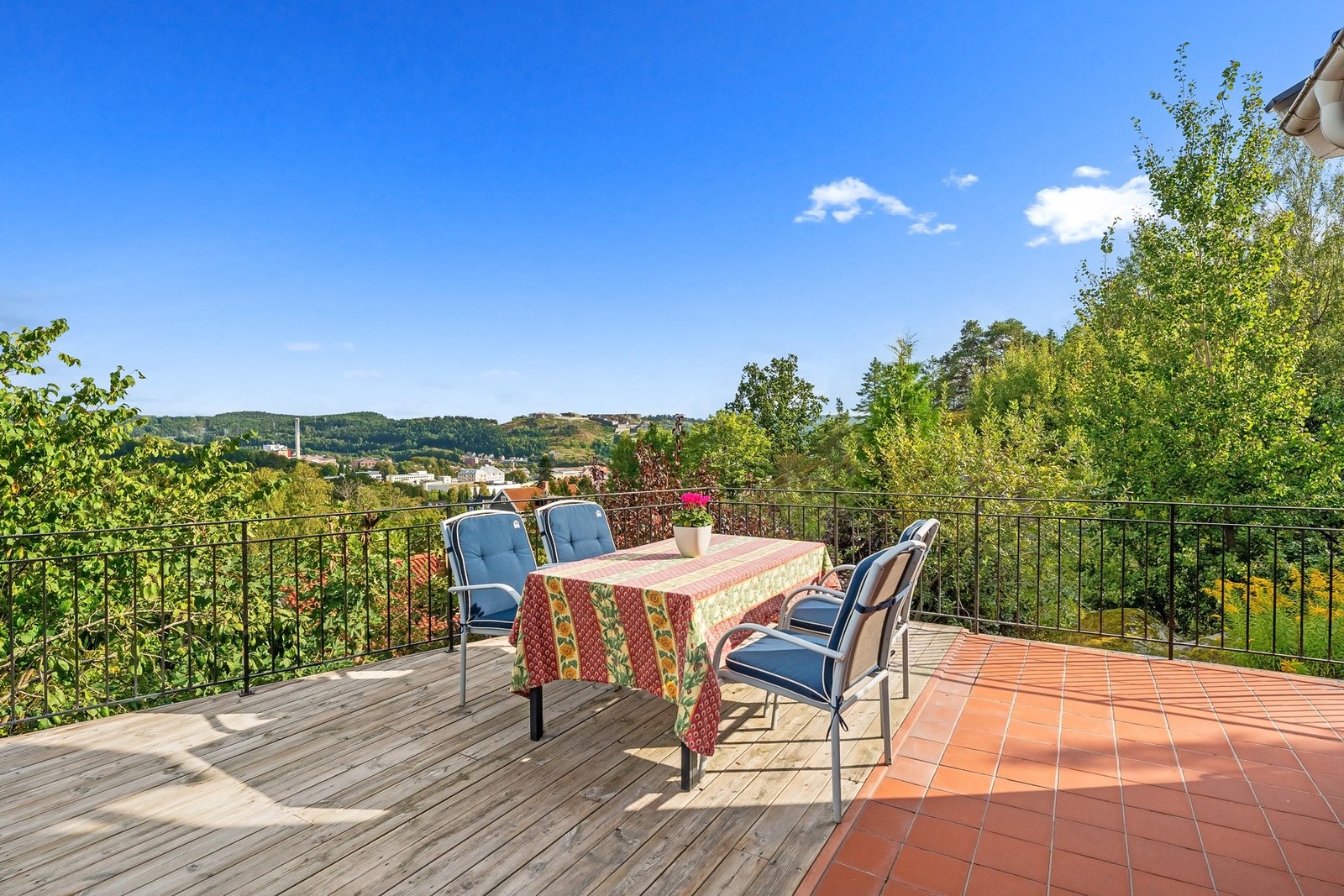 Romslig veranda med fantastisk utsikt, Verandaen er på ca. 20 kvm. Galleribilde