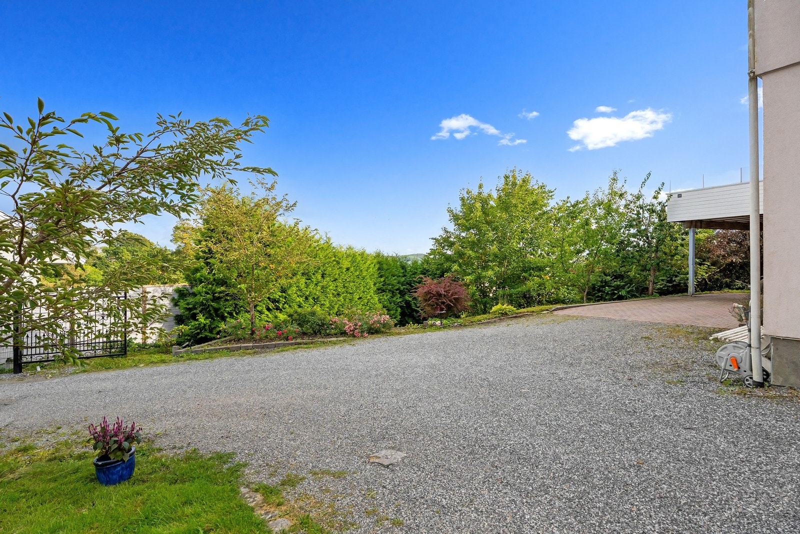 Eiendommen har rikelig med parkering på egen tomt og i garasjen Galleribilde