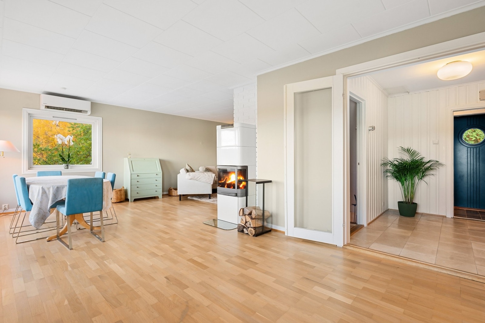 Romslig stue med plass til å etablere to forskjellige soner Galleribilde