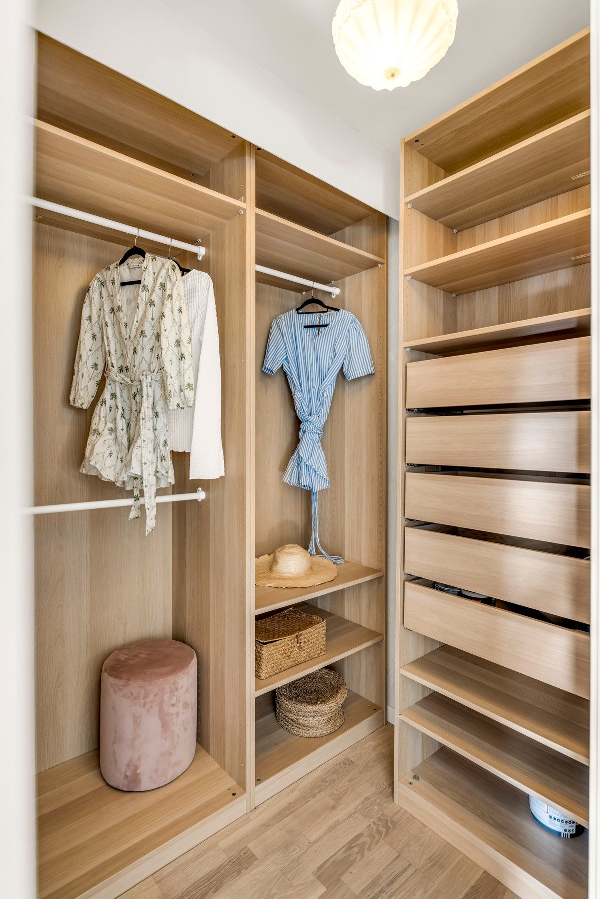 Praktisk walk-in closet/bod i entréen Galleribilde