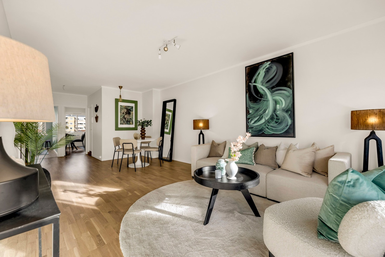 Romslig stue med god plass til sofagruppe og spisebord Galleribilde