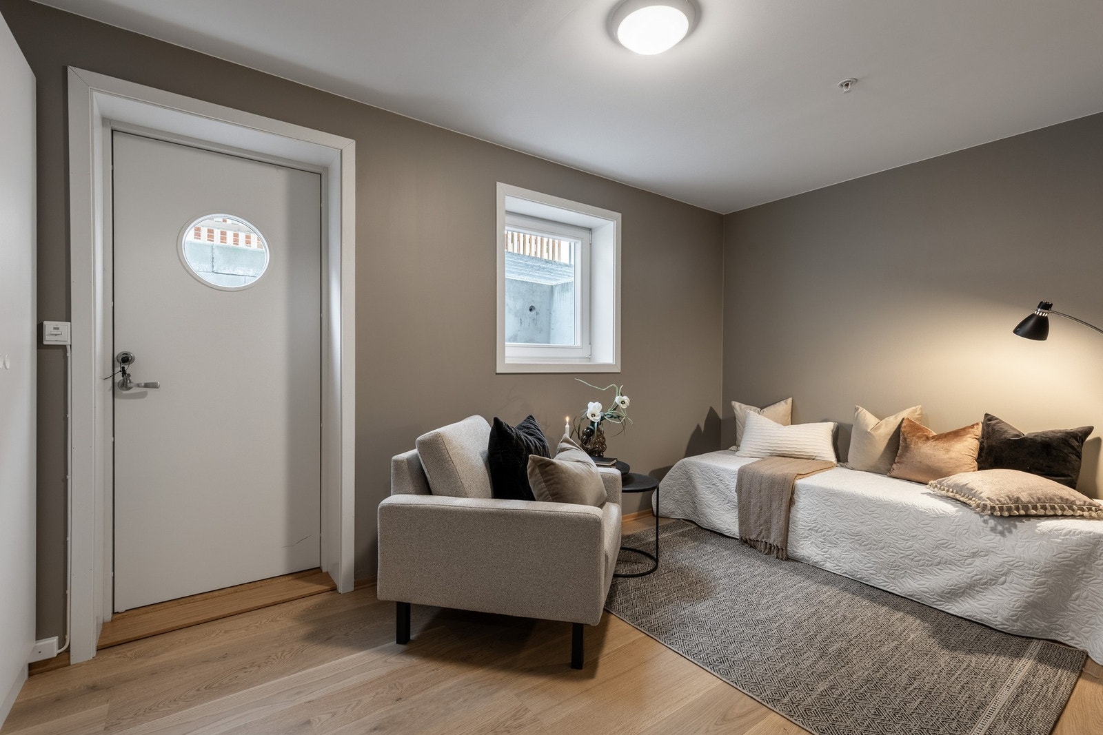 Fleksibel kjelleretasje med to disponible rom - perfekt som gjesterom, hjemmekontor eller TV-stue. Galleribilde